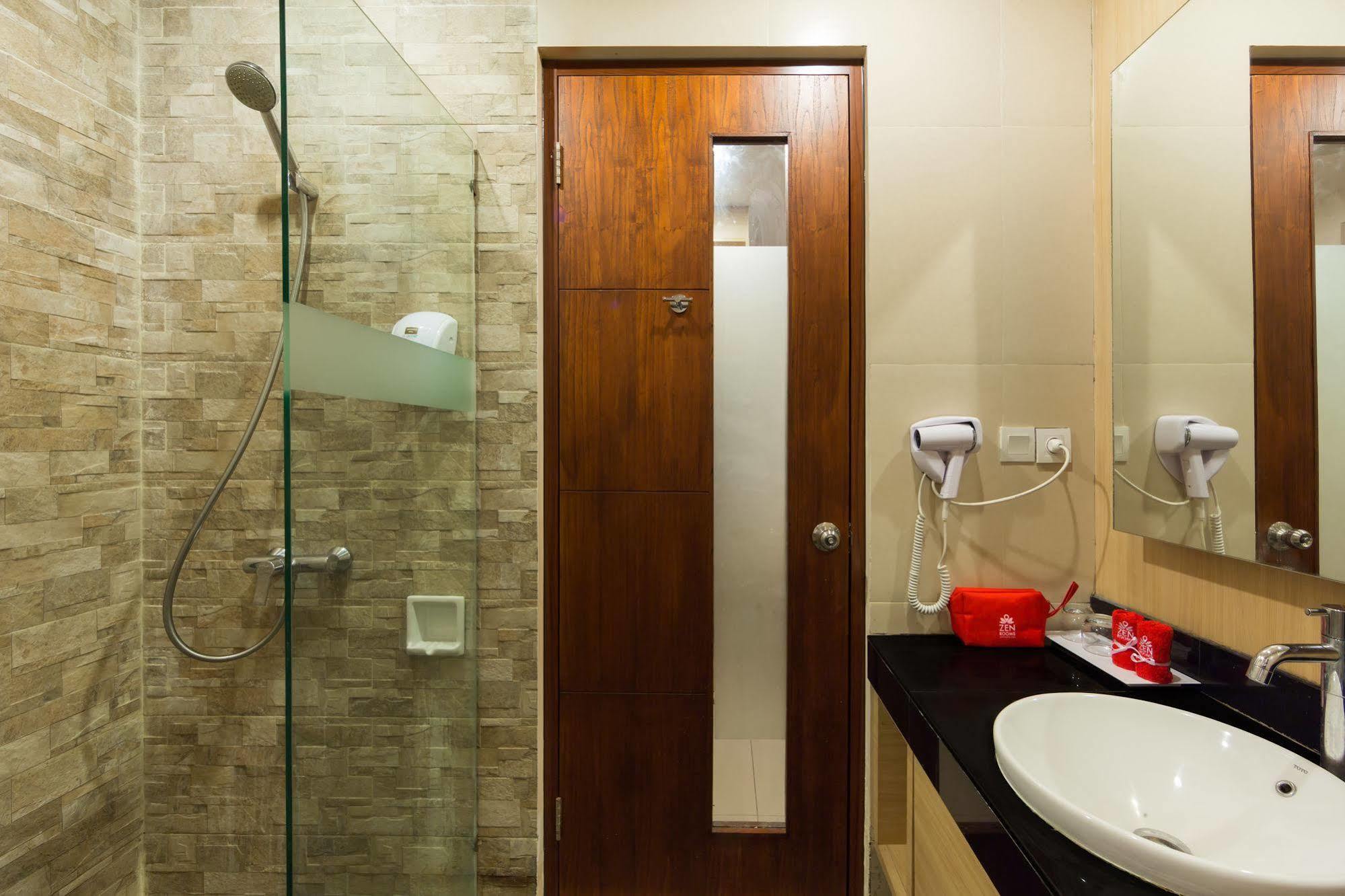 Zen Rooms Kuta Tuban Suites ภายนอก รูปภาพ