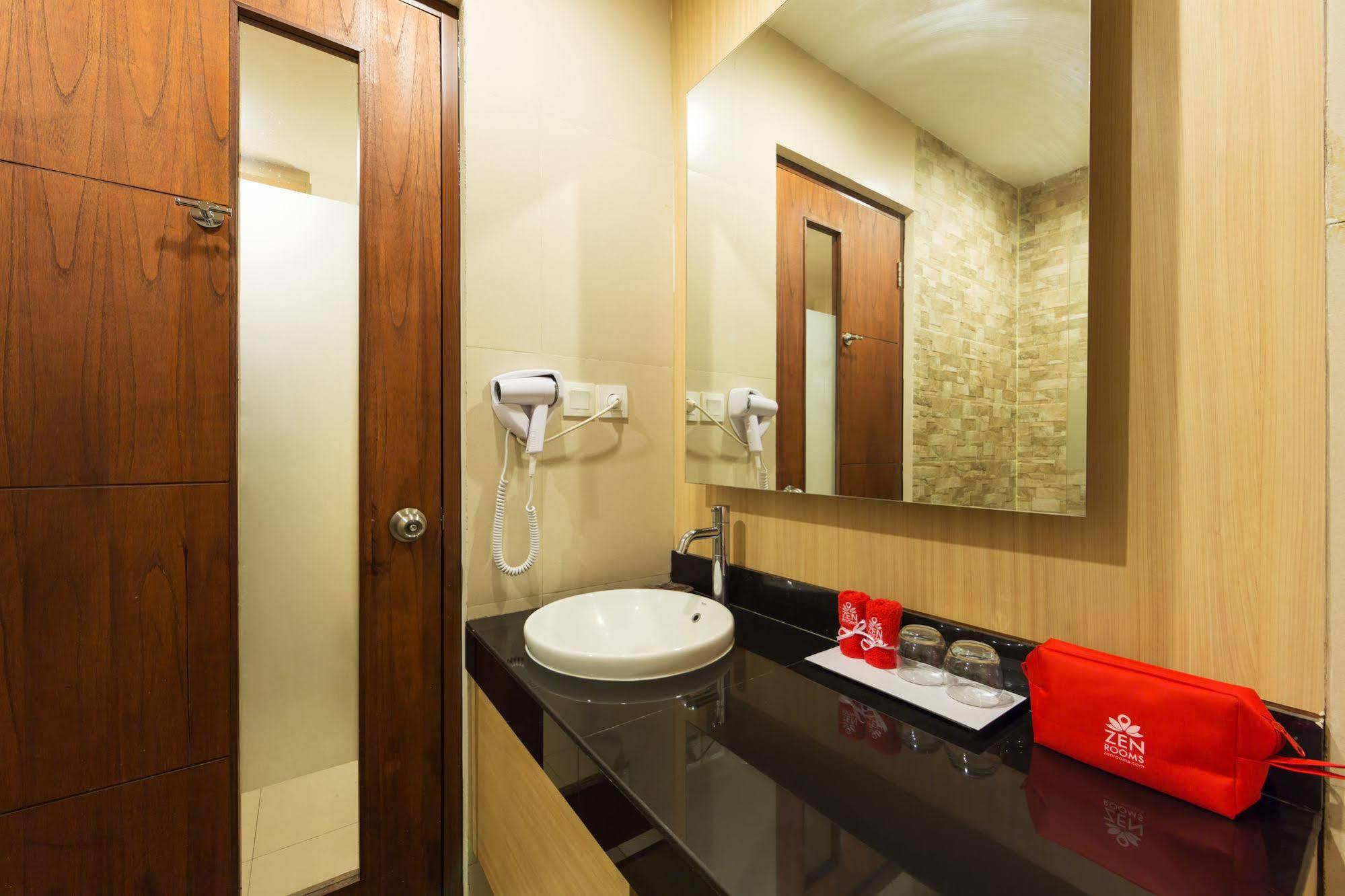 Zen Rooms Kuta Tuban Suites ภายนอก รูปภาพ