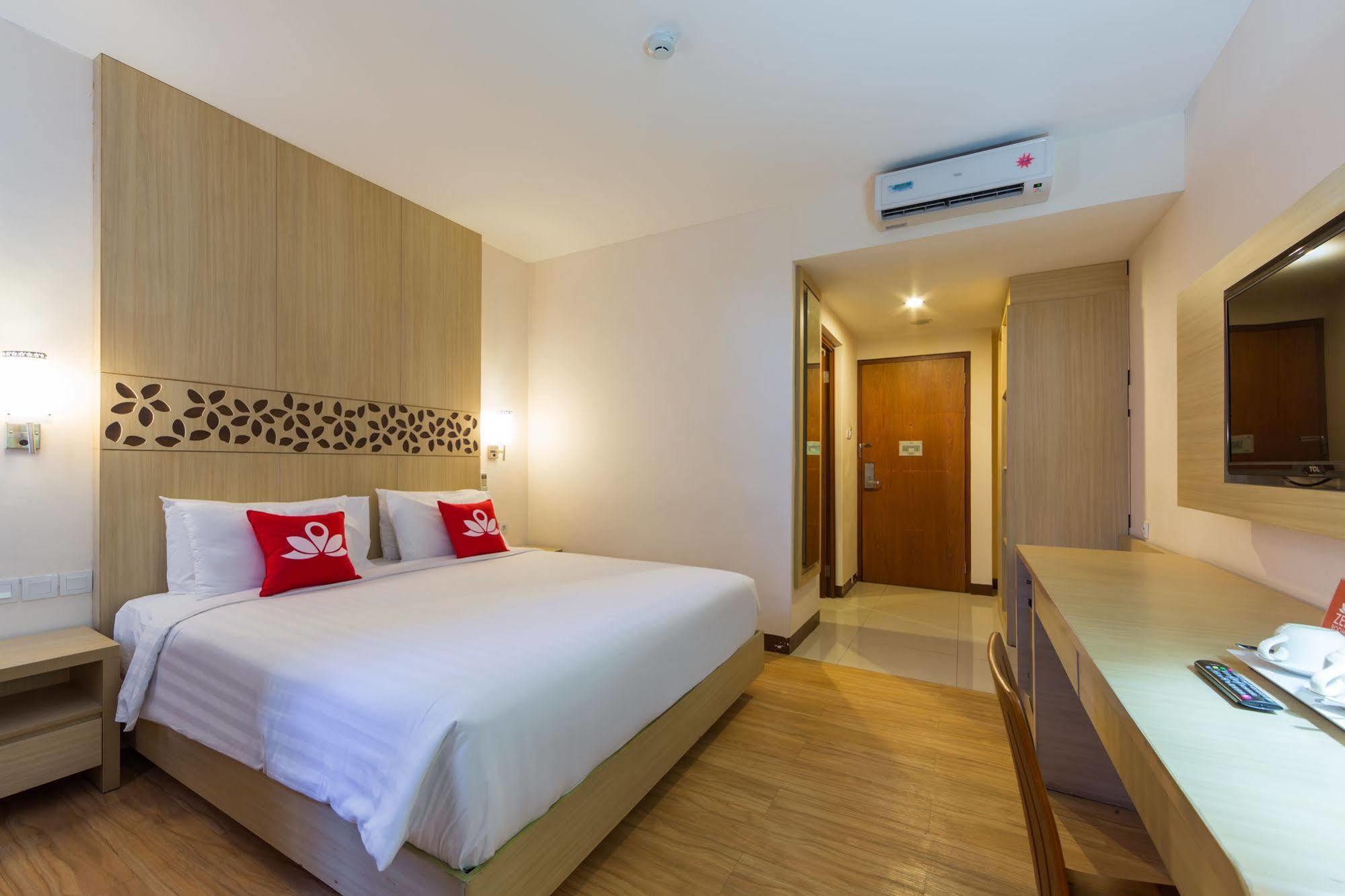 Zen Rooms Kuta Tuban Suites ภายนอก รูปภาพ